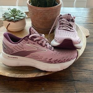 Brooks Glycerin 20
Women's road-running shoes. Size 7